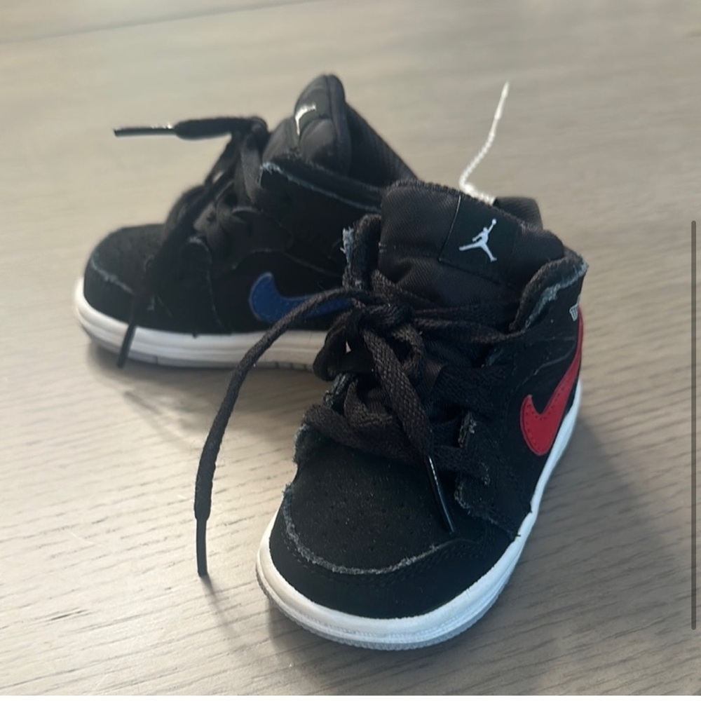 Nike Black and Red Sneakers Sporty Low-Top - Picture 3 of 4